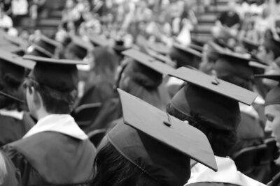 Publik med studentmössor