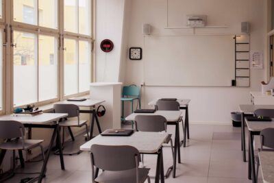 Ljust klassrum med bänkar i rader på Snitz Grundskola i Stockholm.